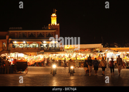 Marché de nuit à la place Jamaa El Fna, Marrakech, Maroc Banque D'Images