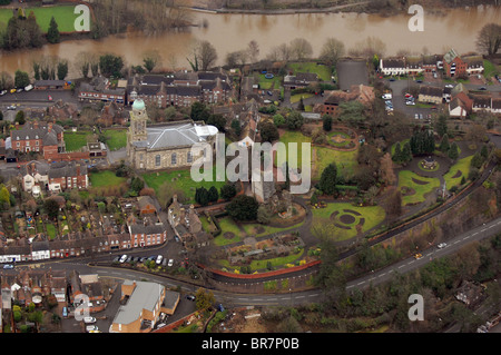 Vue aérienne sur l'église St Mary et les ruines du château BridgNorth dans le Shropshire, en Angleterre Banque D'Images