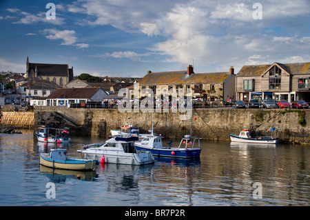 Bateaux dans le port de Porthleven à Cornwall, en Angleterre Banque D'Images