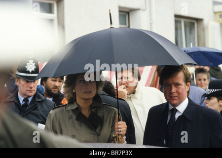 Princesse Diana sous le parapluie avec le garde du corps Ken Wharfe avec James Whitaker Daily Mirror correspondant royal derrière 1987. Photo de DAVID BAGNALL Banque D'Images