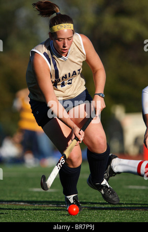 Une joueuse de hockey sur gazon a frappé le ballon dans le jeu Photo Stock  - Alamy