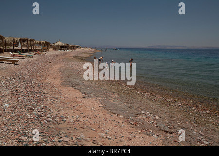 Les touristes se baignent dans la mer rouge, Dahab, Egypte Banque D'Images