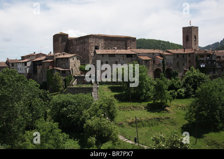 Cité médiévale Santa Pau dans la Zone Volcanique National Park près de Olot dans La Haute Garrotxa Catalogne Espagne Banque D'Images