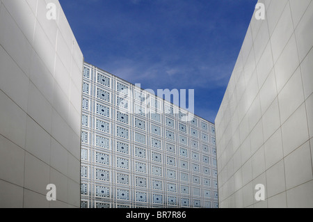 La façade du bâtiment hébergeant l 'Institut du Monde Arabe (IMA), le haut Centre Culturel Arabe à Paris, France. Banque D'Images