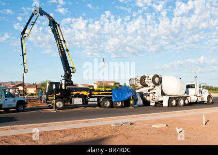 Les camions de béton un camion à flèche d'alimentation utilisée pour le pompage du béton pour une nouvelle maison en construction dans l'Arizona. Banque D'Images