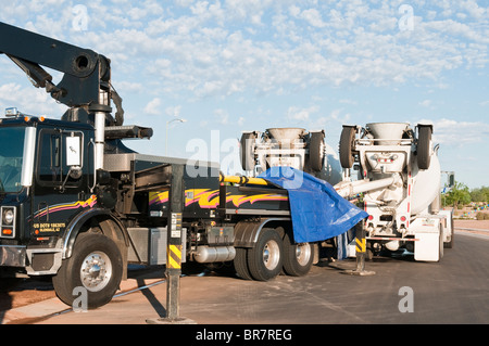 Les camions de béton un camion à flèche d'alimentation utilisée pour le pompage du béton pour une nouvelle maison en construction dans l'Arizona. Banque D'Images