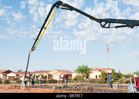 Une équipe de travailleurs pour une dalle en béton pour une nouvelle maison en construction dans l'Arizona. Banque D'Images