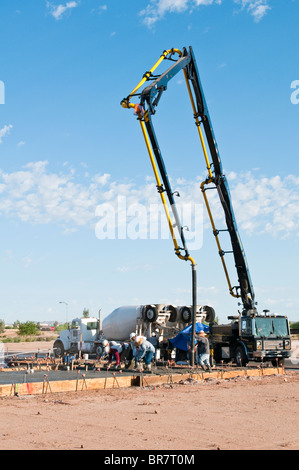 Une équipe de travailleurs pour une dalle en béton pour une nouvelle maison en construction dans l'Arizona. Banque D'Images