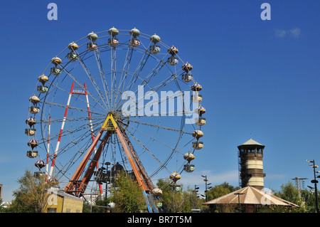 Grande Roue au Parque de la Costa, vu de la Rio Lujan, Tigre, Delta du Parana, Buenos Aires, Argentine Banque D'Images