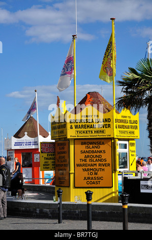 Bateau de croisière dans le port de kiosques de vente, le quai, Poole, Dorset, Angleterre, Royaume-Uni Banque D'Images