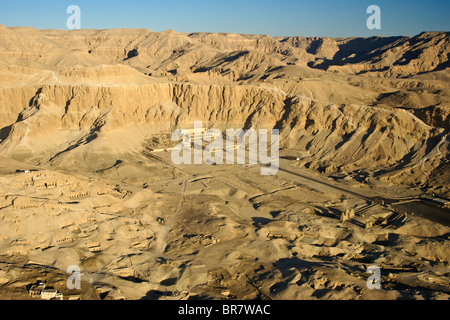 Vue aérienne de Deir el Bahri et tombes, Cisjordanie, Luxor, Egypte Banque D'Images