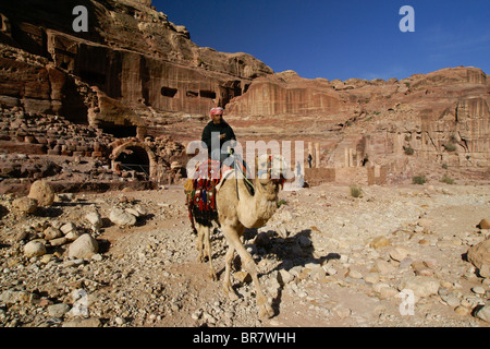 L'homme sur camel en face de théâtre à Petra, Jordanie Banque D'Images