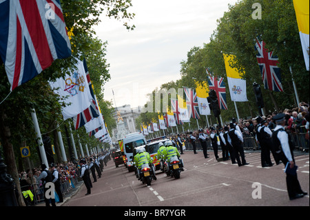 Saint Père, le Pape Benoît XVI transmet le Mall, Londres dans le cadre de sa visite d'État en Angleterre et en Écosse. Banque D'Images