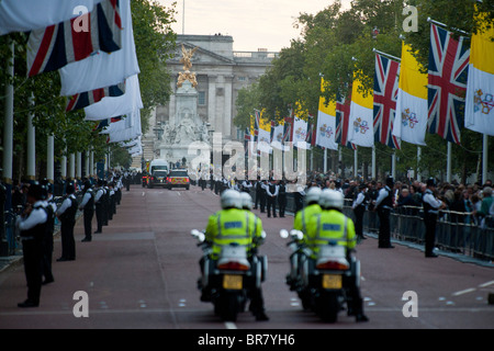 Saint Père, le Pape Benoît XVI transmet le Mall, Londres dans le cadre de sa visite d'État en Angleterre et en Écosse. Banque D'Images