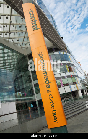 Le centre commercial sur la Promenade, Clarke Quay, Singapour Banque D'Images