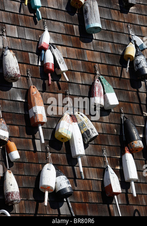 Les bouées de homard sur mur, Sag Harbor, New York Banque D'Images