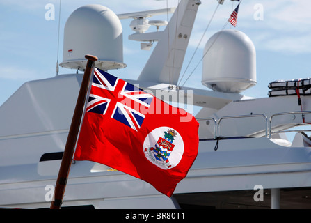 Îles Cayman drapeau sur un yacht immatriculé à l'étranger à Sag Harbor, New York Banque D'Images