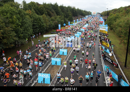 30e GREAT NORTH RUN 2010 Ligne de départ plus grands mondes run/ demi-marathon Newcastle à South Shields 54 000 coureurs Banque D'Images