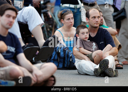 Un père et son fils dans la foule à la trappe Shell sur l'esplanade pour un concert d'été par le Boston Landmarks Orchestra Banque D'Images