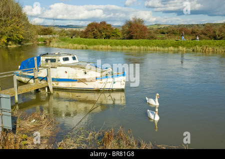 Bateau amarré sur la rivière Arun à Arundel, West Sussex, Angleterre, Royaume-Uni. Banque D'Images