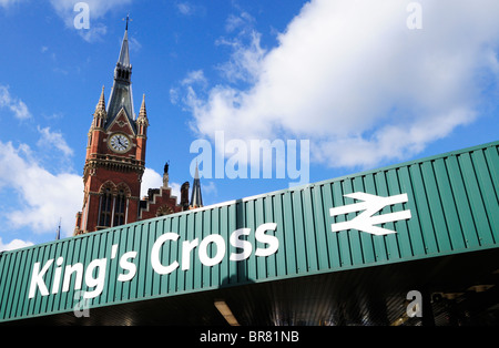 La gare de King's Cross St Pancras Station signe avec tour de l'horloge, Euston Road, London, England, UK Banque D'Images