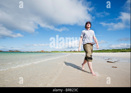 Personne marche le long d'une plage de sable blanc, Gimsøya, îles Lofoten, Norvège Banque D'Images