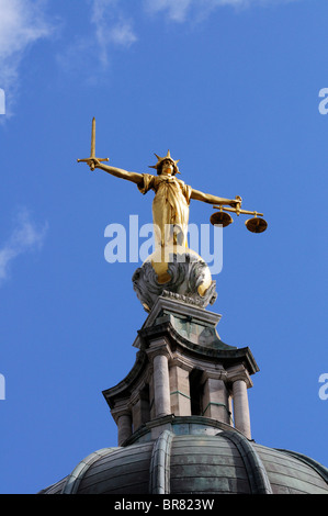 Dame Justice statue trônant au sommet de la Cour Criminelle Centrale, Old Bailey, London, England, UK Banque D'Images