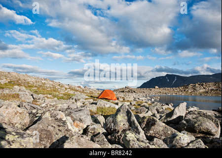 Camp tente de randonnée sur les rives du lac sur Blørnbøljønne Besseggen trail, le parc national de Jotunheimen, Norvège Banque D'Images