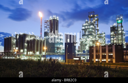 L'usine pétrochimique opérationnelle dans le crépuscule (port d'Anvers, Belgique) Banque D'Images