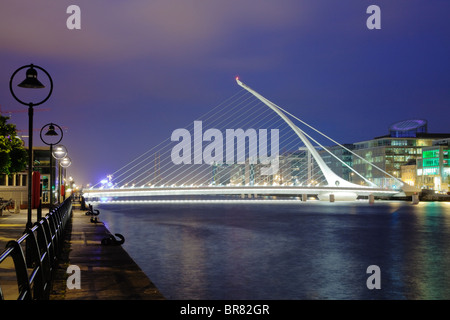 Samuel Beckett Bridge à Dublin la nuit Banque D'Images