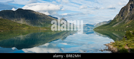 Reflet sur le lac Gjende, Gjendesheim, le parc national de Jotunheimen, Norvège Banque D'Images