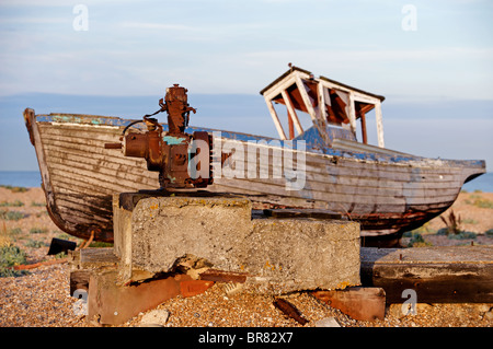 La rouille vieux moteur et bateau de pêche, Dungeness, Kent, UK. Banque D'Images