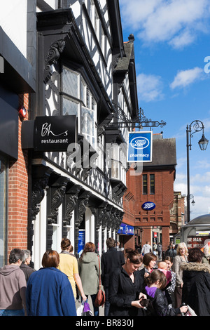 En dehors de la chaussée bondé en pharmacie Boots le centre-ville de Chester, Cheshire, Angleterre, RU Banque D'Images