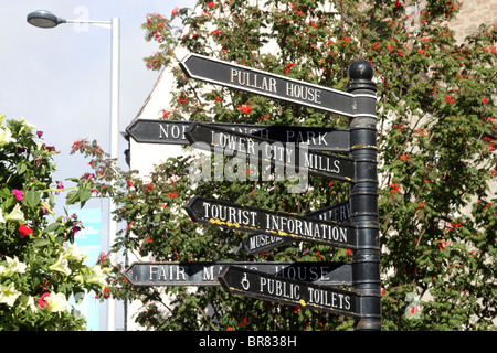 Les plaques de rue ou poteau de signalisation vers différentes destinations. Le centre-ville de Perth de Perth signe indicateur piétonne Attractions, Ecosse, Royaume-Uni Banque D'Images