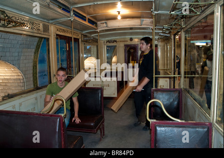 Paris, France, métro de Paris, personnes à l'intérieur du vieux train, visite des trains anciens 'voyageurs du patrimoine' Banque D'Images