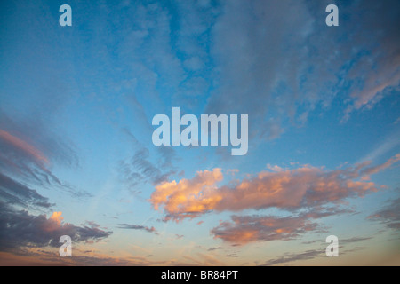 Les formations de nuages spectaculaires dans une aube du ciel Banque D'Images