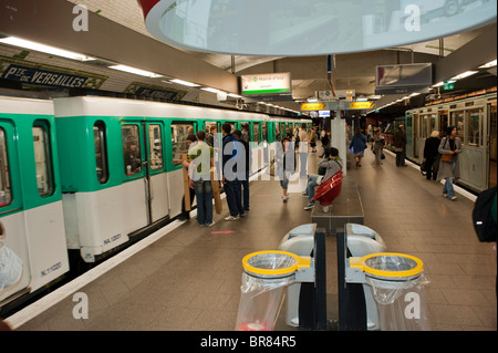 Paris, France, métro de Paris, personnes à l'intérieur de la gare de la plate-forme porte de Ver-voiles, trajets en train Banque D'Images