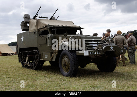 US Army M3 Quad semi-chenillé-50 avec la défense aérienne 4 Browning M2HB de lourdes mitrailleuses .50 et l'équipage Banque D'Images