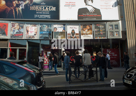 Paris, France, groupe d'adolescents français traînant à, quartier Montparnasse, Cinéma Marquee, entrée principale, Cinéma debout à l'extérieur, affiches de cinéma cineplex Banque D'Images