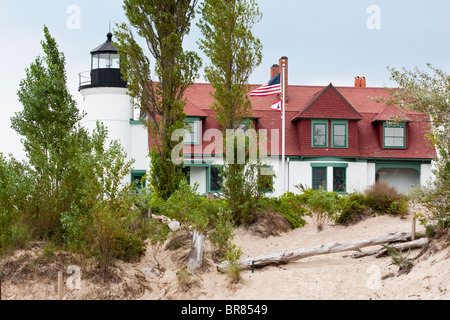 White Lighthouse Lake Michigan mi aux États-Unis avec drapeau américain agitant dans le vent sur stand un poteau personne aucune vue de face en gros plan de haute résolution Banque D'Images