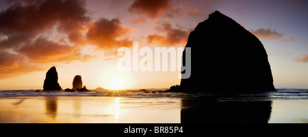 Coucher du soleil avec un peu de brouillard à Cannon Beach. Oregon Banque D'Images