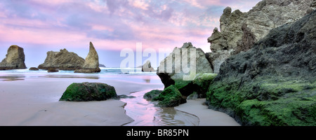 Lever du soleil sur la plage avec petit ruisseau à Bandon, Oregon Banque D'Images