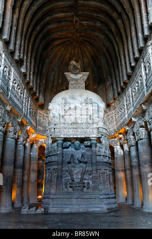 Grotte sculptée intérieur, Ajanta Caves, l'État du Maharashtra, Inde Banque D'Images