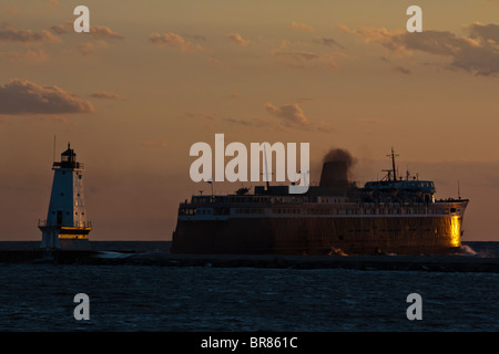 Lake Michigan MI un coucher de soleil orange sur les Grands Lacs ferry Badger avec des photos de phare à vendre sur alamy horizontal aux États-Unis US haute résolution Banque D'Images