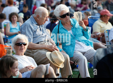 Couple de personnes âgées dans la foule à la trappe Shell sur l'esplanade pour un concert d'été par le Boston Landmarks Orchestra Banque D'Images