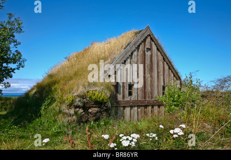 L'église historique de Grafarkirkja le dos avec un toit en gazon Grof en Islande, Europe, pays nordiques Torf maisons près de Hofsos Banque D'Images