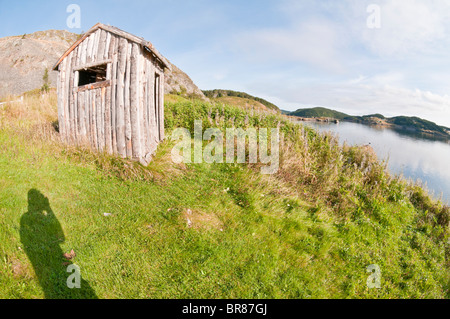 Vieille cabane en bois, de Trinity, à Terre-Neuve et Labrador, Canada ; à l'ombre du photographe Banque D'Images