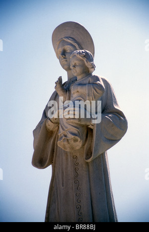 Statue Vierge Marie Mère de Dieu l'enfant Jésus faire tenir l'amour prière d'inspiration religieuse de l'image de halo Banque D'Images