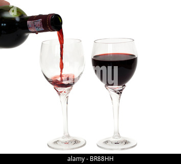 Verser un verre de vin rouge Banque D'Images
