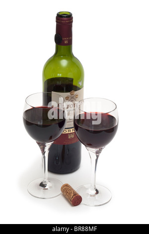 Deux verres de vin rouge avec une bouteille de Torres Coronas Tempranillo Banque D'Images